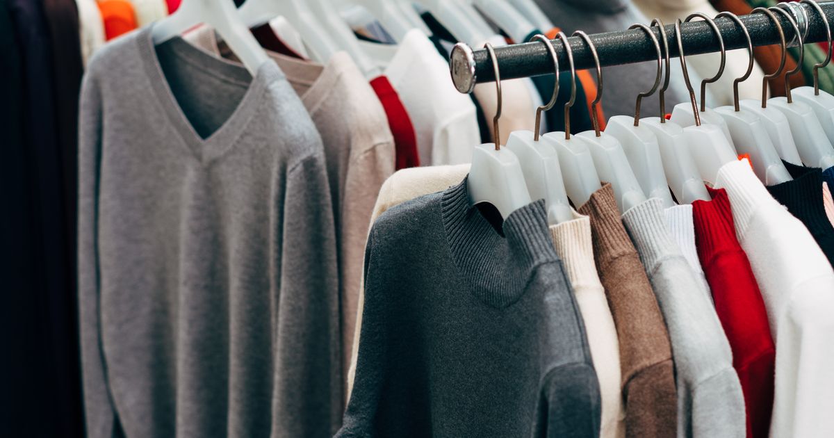 Vestiti per bambini su appendiabiti pronti per il second hand