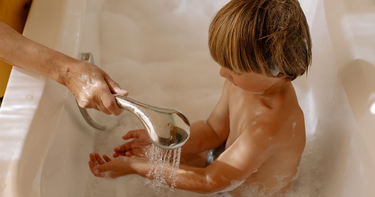 Bambino tranquillo nella vaschetta da bagno con poca acqua