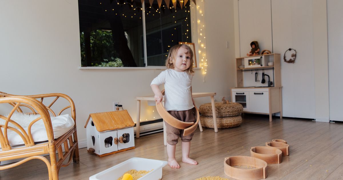 Bambina che gioca con forme geometriche di legno