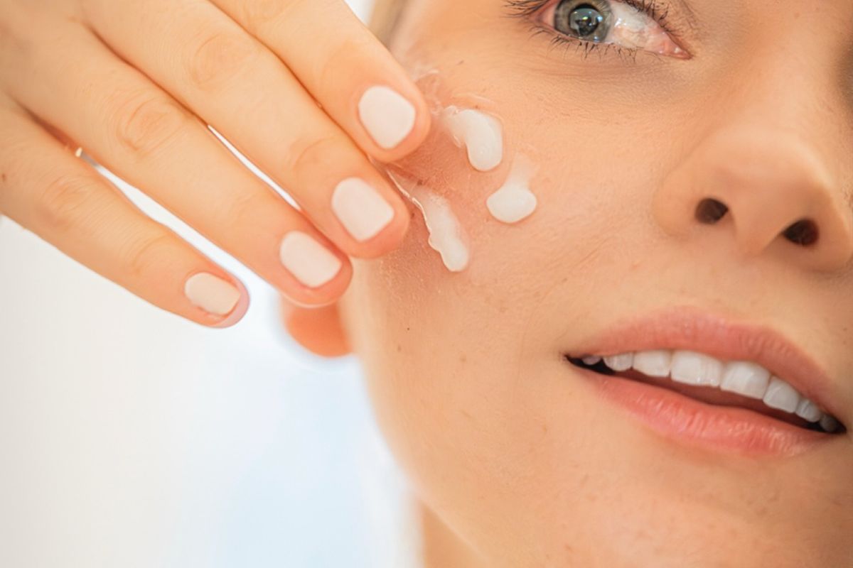 Applicazione di una crema viso naturale