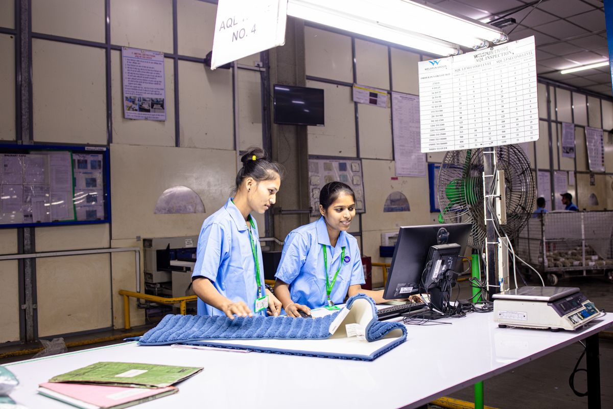 Controllo di qualita in un laboratorio tessile