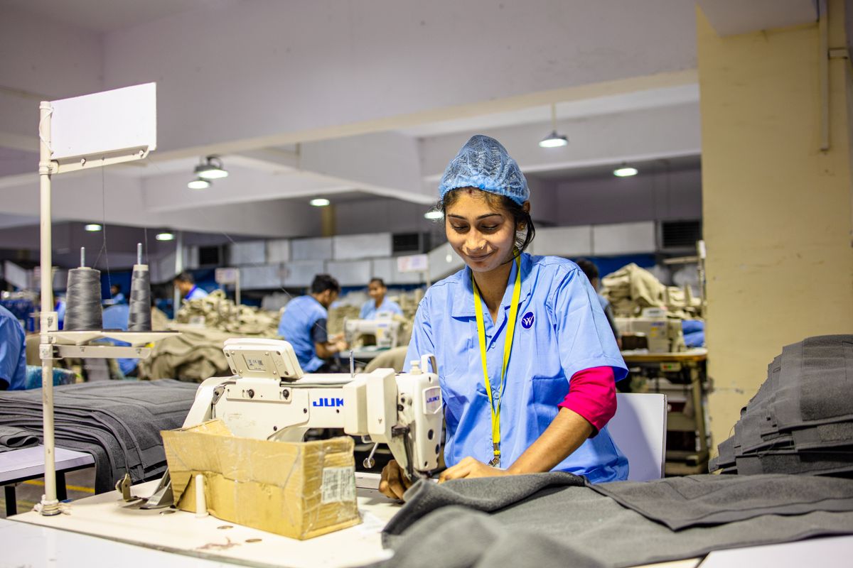 Lavoratrice tessile in una fabbrica di abbigliamento