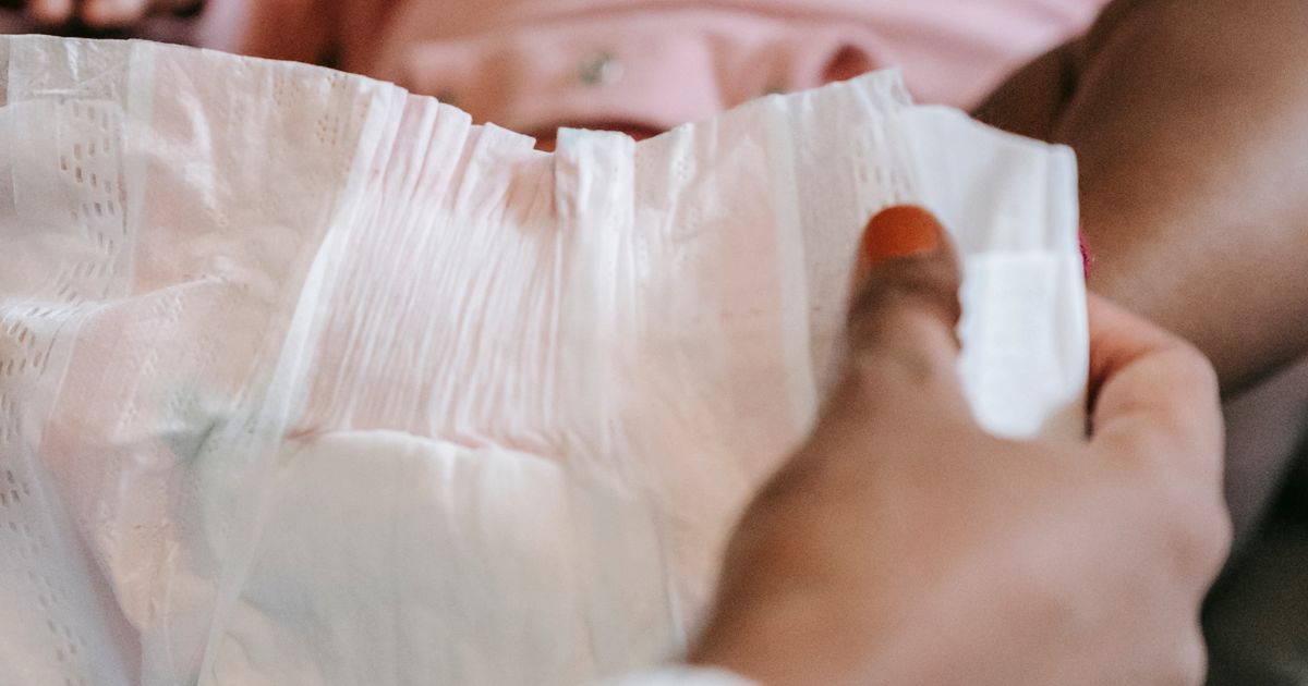 Mamma che cambia il pannolino lavabile al suo bambino