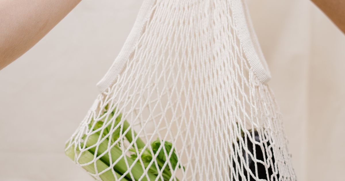 Verdure fresche in una sporta a rete riutilizzabile